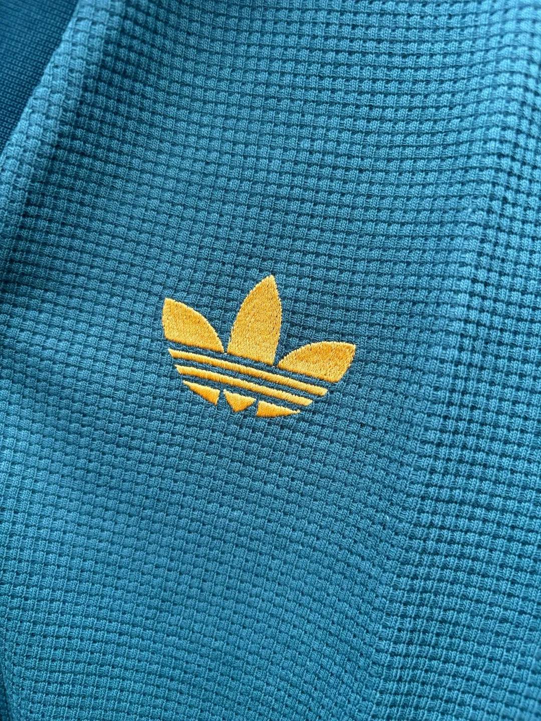 🈴𝟰 Color collection. Chip version 𝟬𝟱𝟰𝟰𝟳# Exclusive real shot/difference between various stolen pictures and online version on the market [𝗔𝗱𝗶𝗱𝗮𝘀Adidas clover chest embroidery for men and women Same Style𝗩 collar short sleeves] ✅Full set of 1:1 customized accessories ➕Customized three-label ➕𝗬𝘂𝗮𝗻 version hang tag ➕𝗹𝗼𝗴𝗼 packaging bag🔥 ➕Scan the tag to enter the official website. ✅Top Original version, ins Xiaohongshu Dewu Kuaishou and many bloggers wear it. ✅Adidas is a rare V-neck with no buttons, personalized setting and generous temperament, showing the elegance at a glance. ✅Three standards are customized with 270g waffle original Authentic custom-made imported fabrics for the watch, and the overall tailoring adopts three-dimensional structure tailoring! Ergonomically designed, more flexible when wearing! The cut is streamlined and streamlined, allowing you to move flexibly with your body! Integrates functionality, beauty and durability! Suitable for business, travel, leisure and many other occasions! ⭕The high version of the best products🐮is different from the junk products in the market🗯️The same picture but different prices means different versions. ❌Don’t be fooled by the same copywriters and pirated pictures from outside that mix and distribute high-luxury pictures at low prices. After comparing the quality, you will know where the gap is. Don’t lie. I don’t guarantee that my products are the cheapest, but I definitely guarantee that they are worth every penny of your hard-earned money! ‼ ️We don’t slash prices or lower prices, we supply products with heart and only make high-end versions!!! Breasts Jimei must see the details of my home clearly, the pictures of my home are all taken by the owner himself❤️ Color: White Black Green Light Blue Size S-XXL